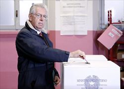 Mario Monti al seggio elettorale (Reuters).