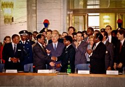La firma degli accordi pace per il Mozambico nel 1992 