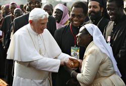 Papa Benedetto XVI in Africa.  Foto Reuters.