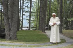 Papa Benedetto XVI durante una vacanza a Les Combes, in Valle d'Aosta. Foto Reuters.