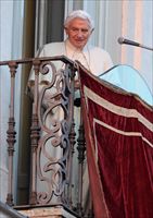 Benedetto XVI si affaccia al balcone della residenza dei Papi a Castel Gandolfo. Foto Ansa. 