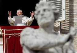 Il Papa durante la recita dell'Angelus (Ansa).
