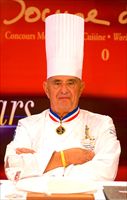 Lo chef francese Paul Bocuse. Il suo ristorante ha le "tre stelle" della guida Michelin dal 1965.