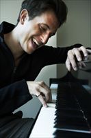 Peter Cincotti al pianoforte (foto di Jesper Justesen; foto di copertina di Le Poisson Rouge 2012).