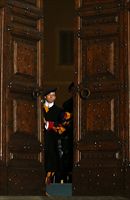 La chiusura del portone della villa pontificia di Castel Gandolo. Sono le 20 di giovedì 28 febbraio 2013. Un momento storico (foto Reuters).