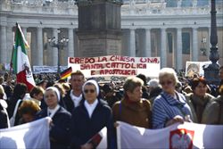 Fedeli in Piazza San Pietro per l'Angelus di Benedetto XVI del 17 febbraio (Ansa).