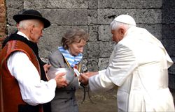 Benedetto XVI con i sopravvissuti ai campi di sterminio nazisti. Foto Ansa.