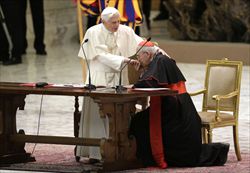 Il cardinale Agostino Vallini bacia l'anello al Papa, vescovo di Roma. Foto Reuters. 