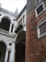Uno degli angoli della Basilica Palladiana di Vicenza protetto dalle videocamere.