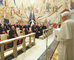 A sinistra: Benedetto XVI parla ai i cardinali al termine di un incontro, il 3 marzo 2012 (Osservatore Romano / Reuters - Giancarlo Giuliani).