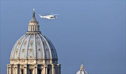 L'elicottero con il Papa lascia il Vaticano. Foto Ansa.