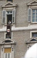 UN DIRITTO DI OGNI UOMO A lato: un lavoratore assiste a un intervento di Benedetto XVI in piazza San Pietro. Il Pontefice ha toccato di frequente nei suoi interventi temi economici, ricordando che l’accesso al lavoro è un diritto per tutti, anche in tempi di recessione economica (Ansa).
