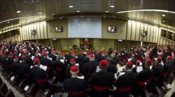 Una riunione dei cardinali in Vaticano (Reuters).