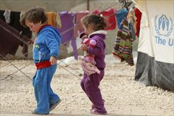Bambini siriani in un campo profughi in Giordania (Reuters).
