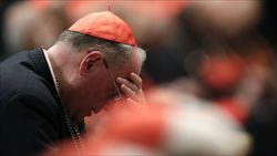 I cardinali pregano in San Pietro mercoledì 6 marzo 2013. Foto Reuters. 