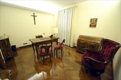 Nella Domus Santa Marta, dove ha scelto di alloggiare Papa Francesco, ci sono circa 120 stanze (Ansa)