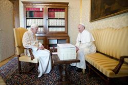 Un momento dell'incontro tra Benedetto XVI e papa Francesco. Foto Osservatore Romano-Ansa.