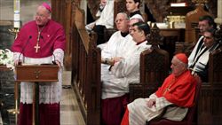Il cardinale Dolan (al leggio) ascoltato dall'arcivescovo emerito di New York Edward Egan (Reuters).