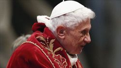 Joseph Ratzinger negli ultimi giorni del suo pontificato. Foto Reuters.