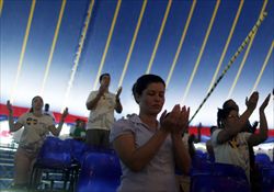 Alcuni giovani fedeli brasiliani durante un incontro di preghiera in preparazione alla Gmg di Rio (Reuters)