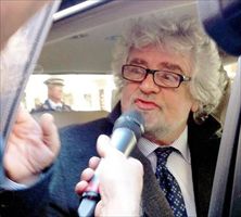 Beppe Grillo prima di entrare al Quirinale, dove verrà ricevuto da Napolitano per le consultazioni (Ansa).