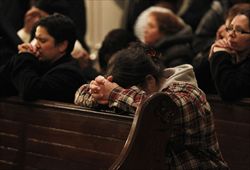 Fedeli alla messa nella Cattedrale della Santa Croce a Boston (Reuters).