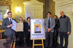 A destra del manifesto il sindaco di Asti Fabrizio Brignolo (foto Pletosu) 