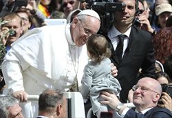 La tenerezza di Papa Francesco che bacia un bimbo
