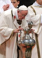 Il Papa durante la Messa crismale celebrata Giovedì Santo nella Basilica di San Pietro.  Foto Ansa. La foto di copertina, invece, è dell'agenzia Reuters.