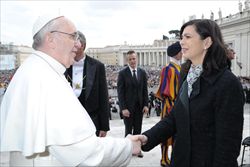 Papa Francesco saluta Laura Boldrini, presidente della Camera dei deputati. Foto Ansa.