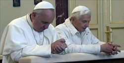 Papa Francesco e Benedetto XVI in preghiera durante lo storico incontro di oggi. Foto Osservatore Romano-Ansa.