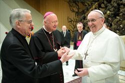 Papa Francesco saluta Padre Federico Lombardi e mons. Claudio Maria Celli dopo l'incontro con i giornalisti (Reuters)