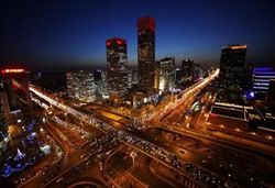 Una veduta notturna di Pechino. Foto Reuters. 