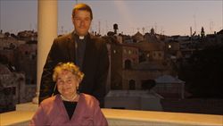 Monsignor Ginami con la madre Santina a Gerusalemme.