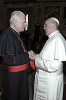 Papa Francesco dopo la sua elezione saluta il cardinale arcivescovo di Milano Angelo Scola