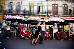 Una coppia che balla il tango in una piazza di Buenos Aires (Corbis).