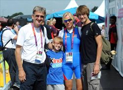  Josefa Idem con il marito Guglielmo Guerrini e i suoi due figli Janek e Jonas dopo una gara a Londra (Ansa).   