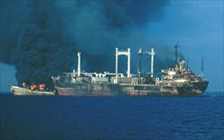 La petroliera Agip Abruzzo, dopo la collisione con la Moby Prince.