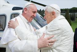 Lo storico abbraccio tra Papa Francesco e Benedetto XVI (Ansa)