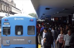 Pendolari in una stazione ferroviaria di Buenos Aires (Reuters).