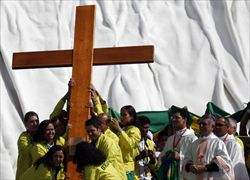 Alcuni giovani brasiliani accolgono la Croce simbolo della prossima Gmg che si svolgerà a Rio de Janeiro (Reuters)