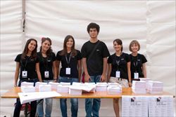 Un gruppo di volontari del Festival della mente di Sarzana a uno stand.