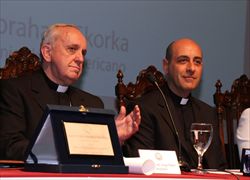 Víctor Manuel Fernández, rettore della Pontificia università cattolica argentina (destra), con papa Francesco al tempo in cui era arcivescovo di Buenos Aires.