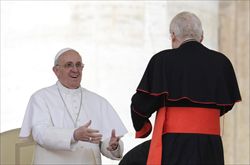 Papa Francesco e il cardinale Angelo Scola, arcivescovo di Milano. Foto Ansa.