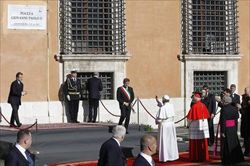 Il Papa e il sindaco di Roma Gianni Alemanno all'inaugurazione della piazza Giovanni Paolo II (Ansa),