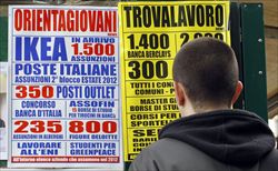 Un giovane italiano osserva le offerte di lavoro (Reuters).