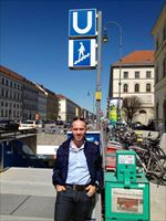 Fabrizio Sperlinga, catanese, 28 anni, neurochirurgo, davanti a una stazione della metropolitana di Monaco di Baviera.