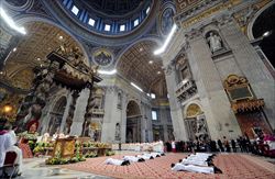 Città del Vaticano, domenica 21 aprile: papa Francesco ordina dieci nuovi sacerdoti. Foto Ansa.