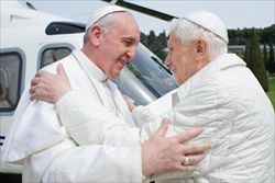 Lo storico incontro tra papa Francesco e il Papa emerito, Joseph Ratzinger, avvenuto a Castel Gandolfo sabato 23 marzo 2013.  Foto Ansa/Osservatore Romano.  