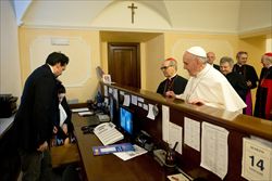 Papa Francesco paga il conto alla reception del residence dove ha soggiornato prima del Conclave. Foto Ansa/Osservatore Romano